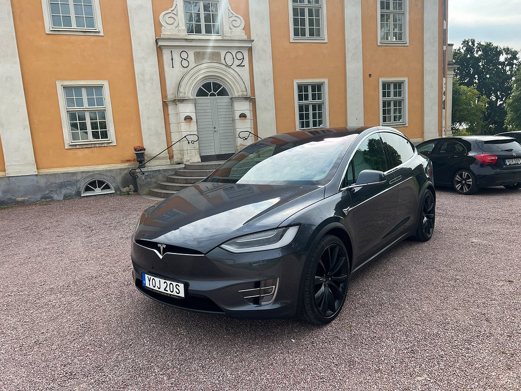 Tesla Model X P100D Ludicrous 6 sits 