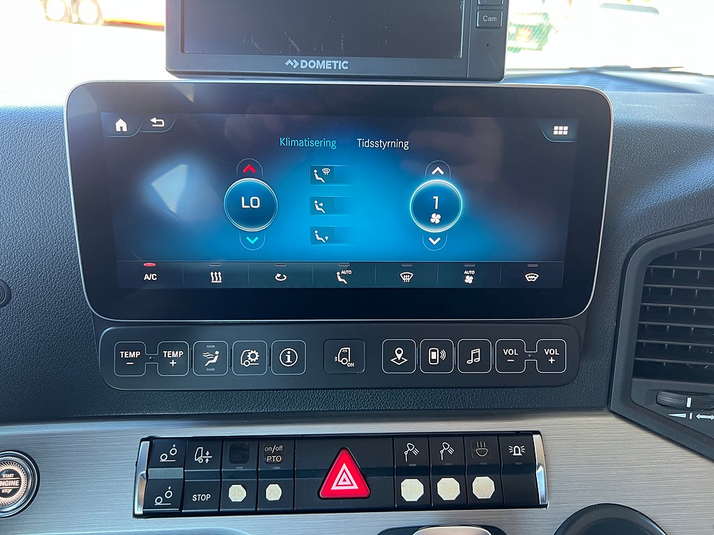 Mercedes-Benz Arocs 3251 Tridem Lastväxlare, Fullt Plogutrustad