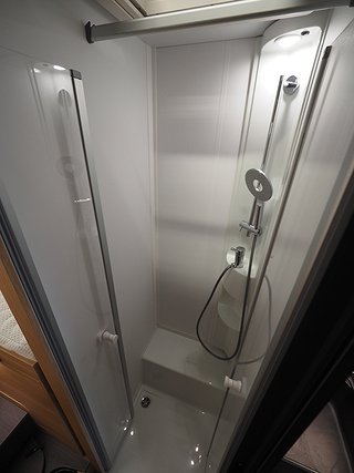 Husbil-halvintegrerad Adria Matrix 670 SL 18 av 23