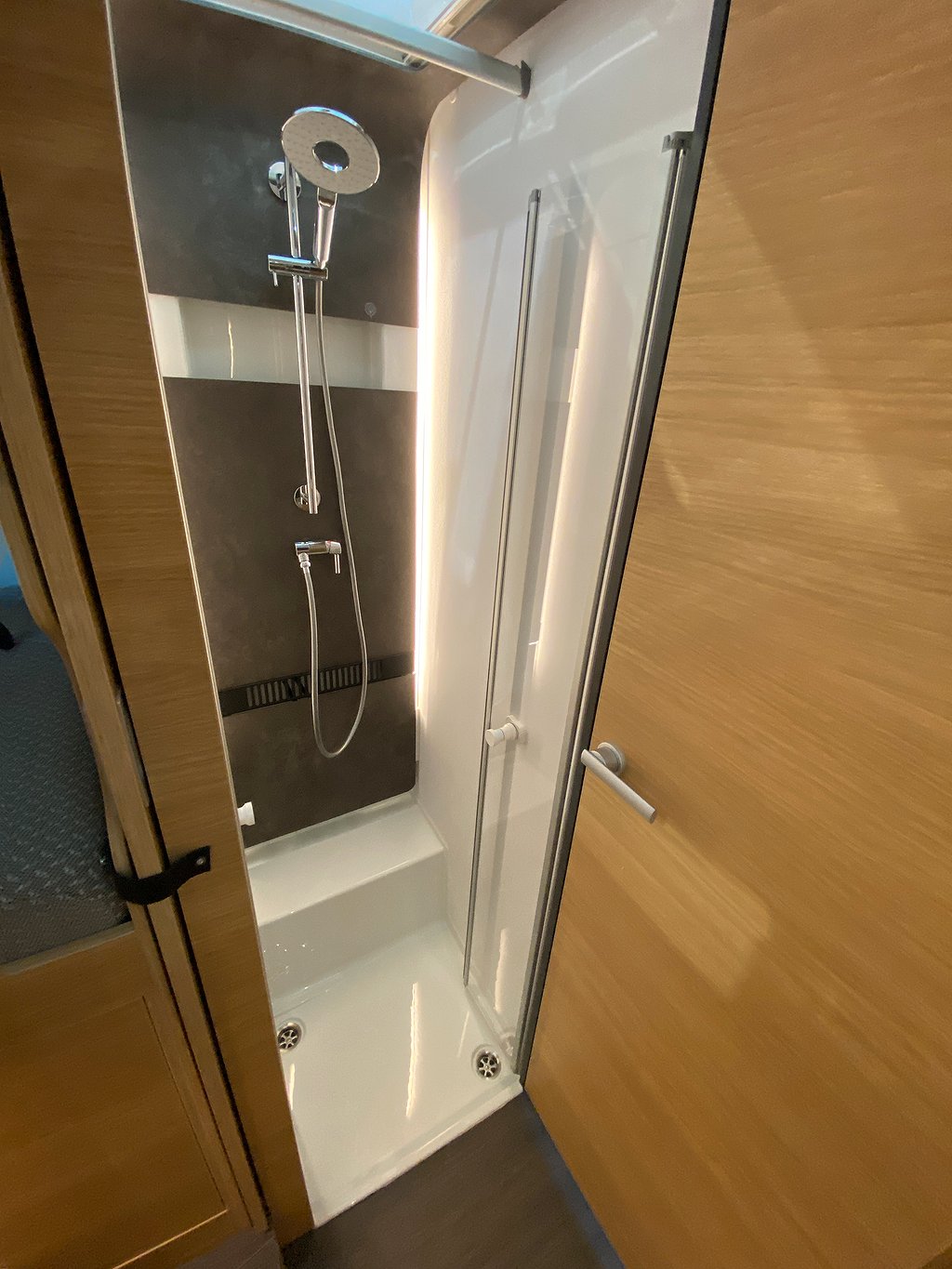 Adria Sonic Plus 700 SL / ALDE / Aut 180hk / Taksäng / Ugn - Adria