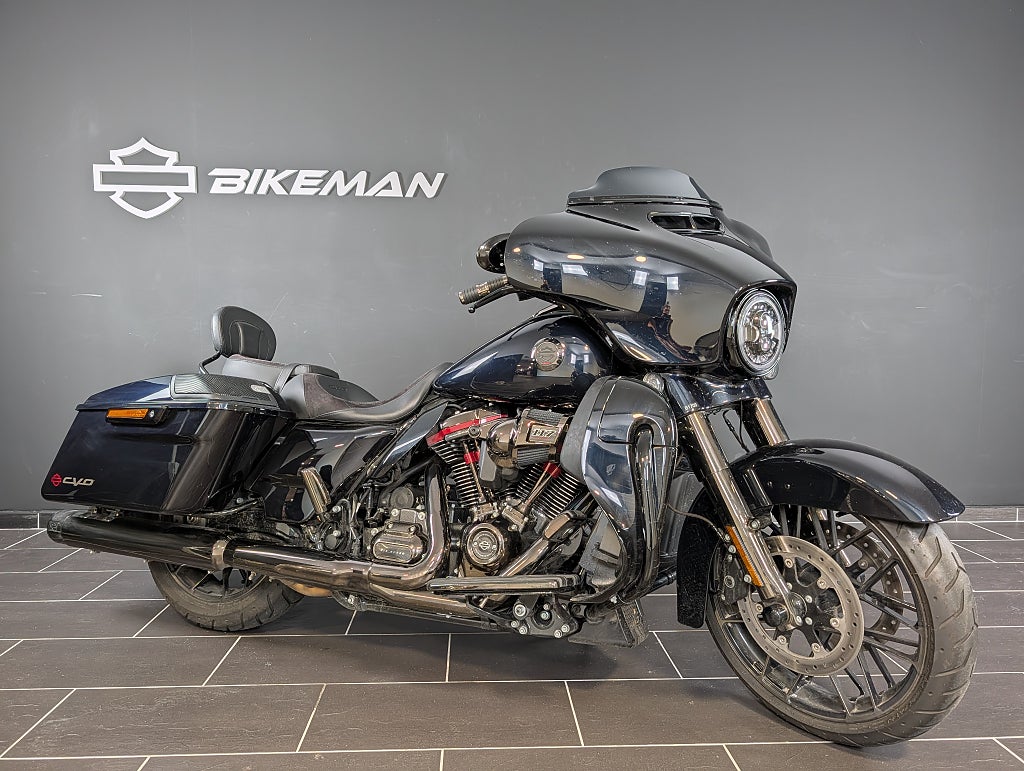 Harley-Davidson FLHXSE CVO Street Glide 