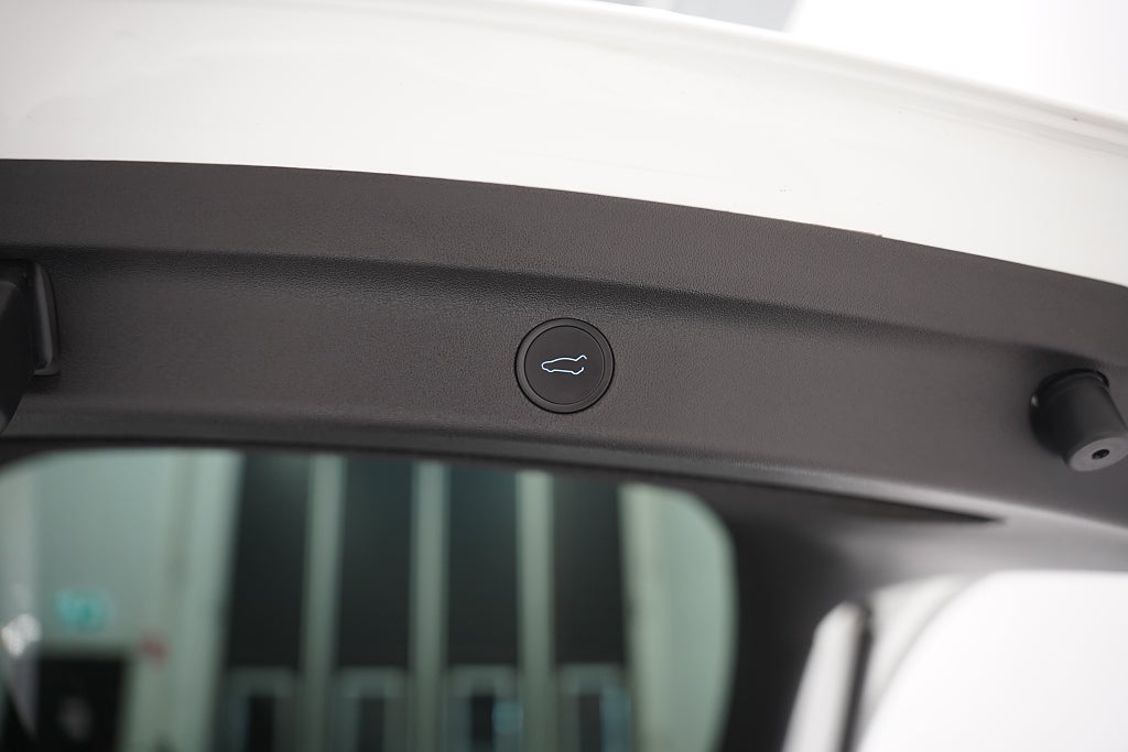 Tesla Model Y Standard Range 299hk / Dragkrok / En ägare