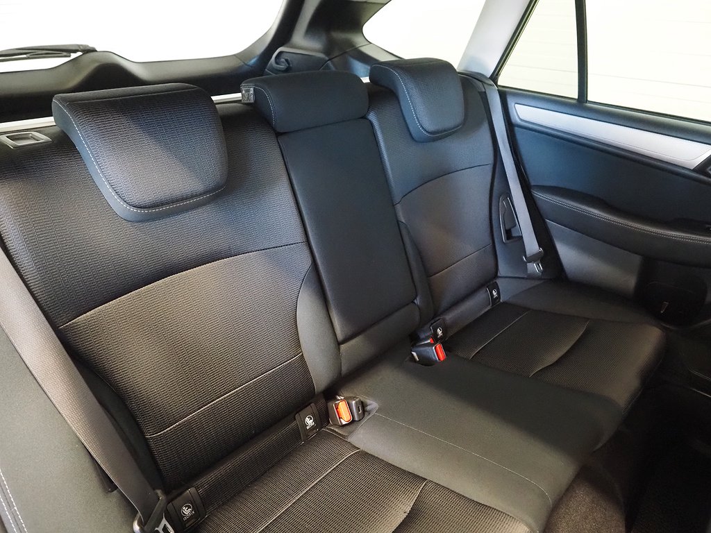 Subaru Outback 2.5 4WD Lineartronic 175hk Drag Kamera M-Värm 2017