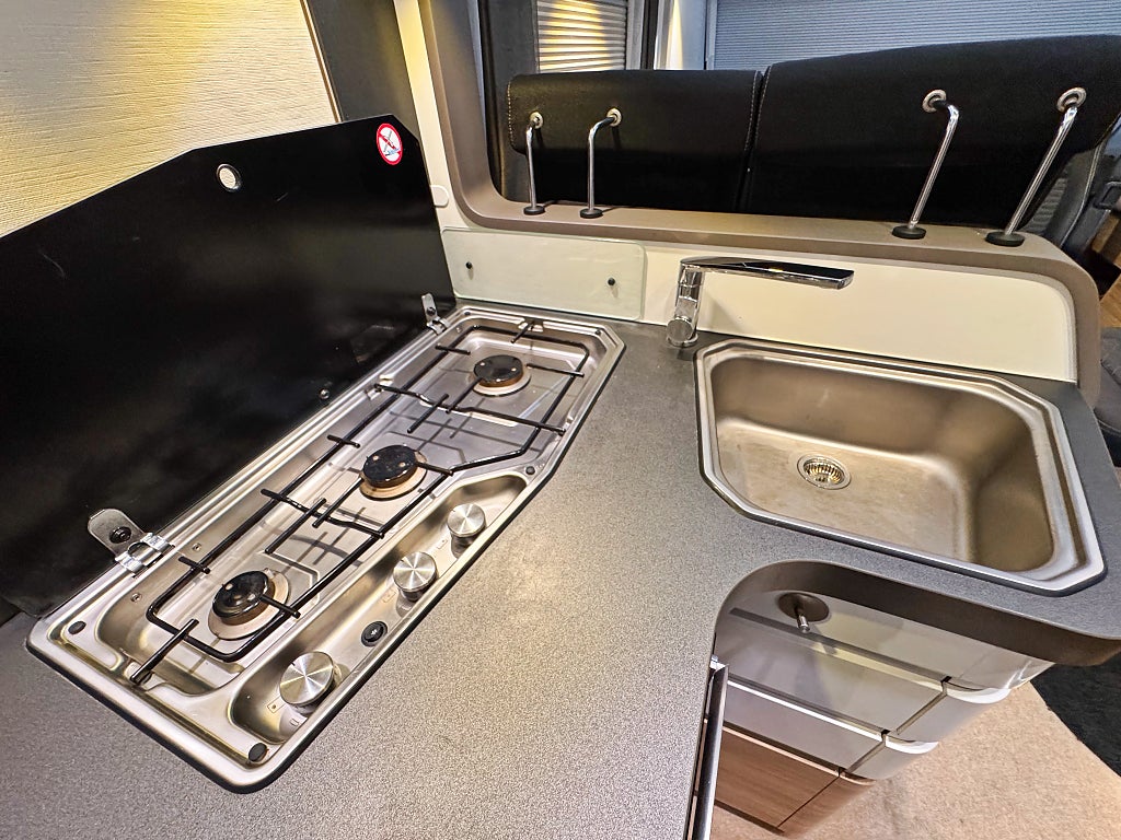 Adria Sonic I 700 SLT Enkelsängar Toa bak 4400 kg