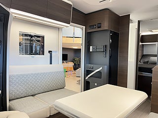 Husbil-halvintegrerad Adria CORAL SUPREME MB 670 DC 11 av 23