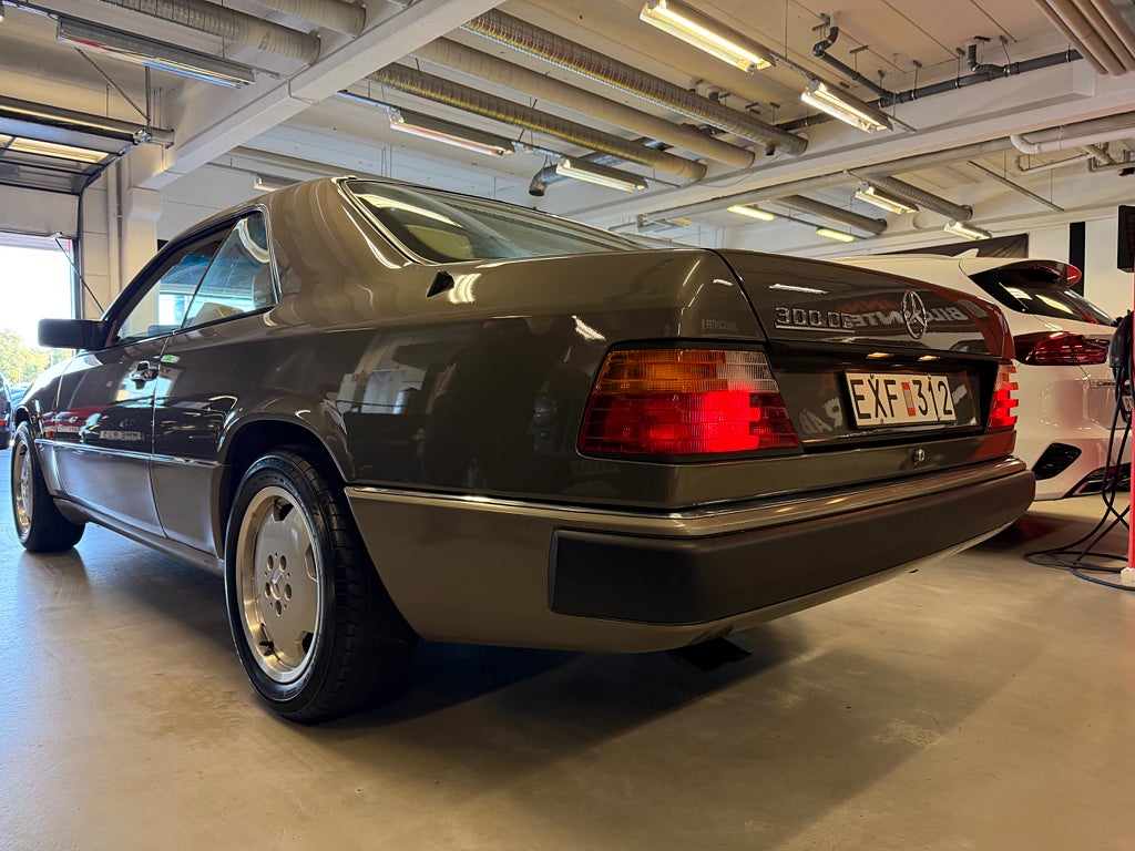 Mercedes-Benz 300 1990 - miniatyr 16