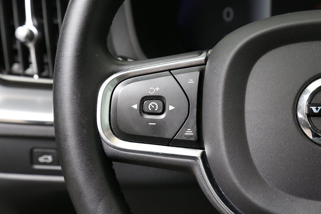 Volvo XC60 Recharge T6 350hk Momentum AWD Panorama Kamera Leasbar 2023