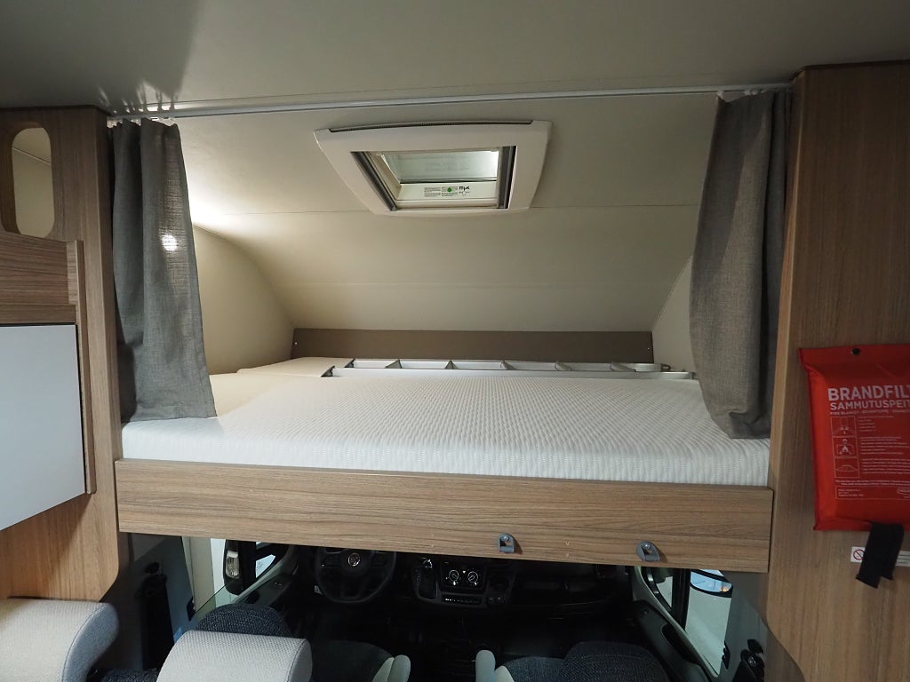 Weinsberg CaraHome 600 DKG AUT I 3500kg I Solcell I 6st Bältade Platser