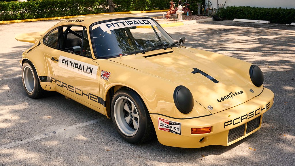 En gul Porsche 911 snett framifrån