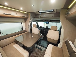 Husbil-halvintegrerad Adria Matrix 7 av 20