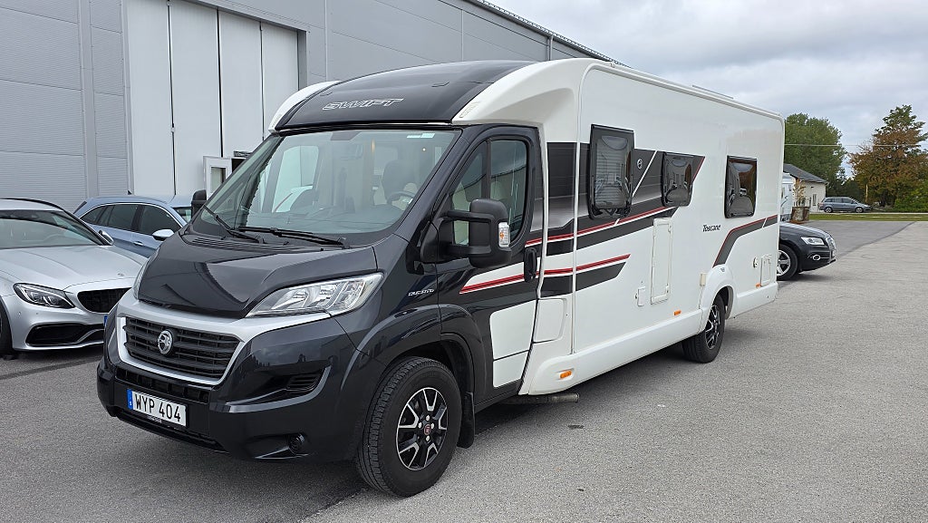 Swift Toscane 774 Långbädd Ugn Micro Dragkrok 
