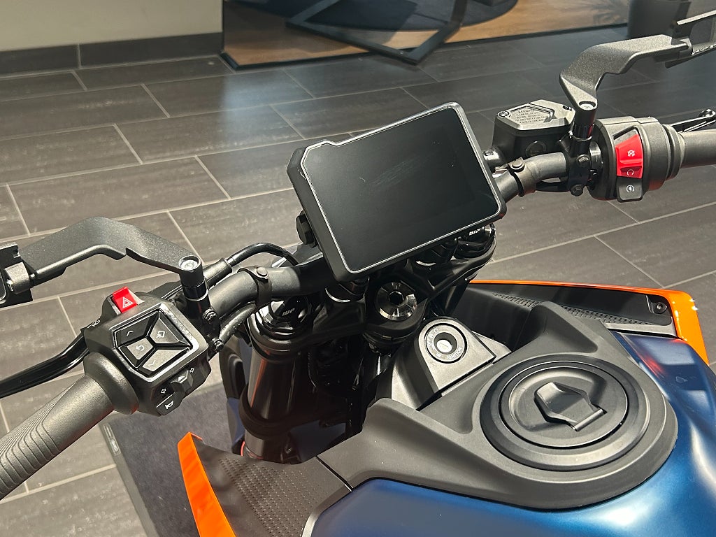 KTM Duke 125/Endast 626 mil/Dominator slip-on/stealth speglar