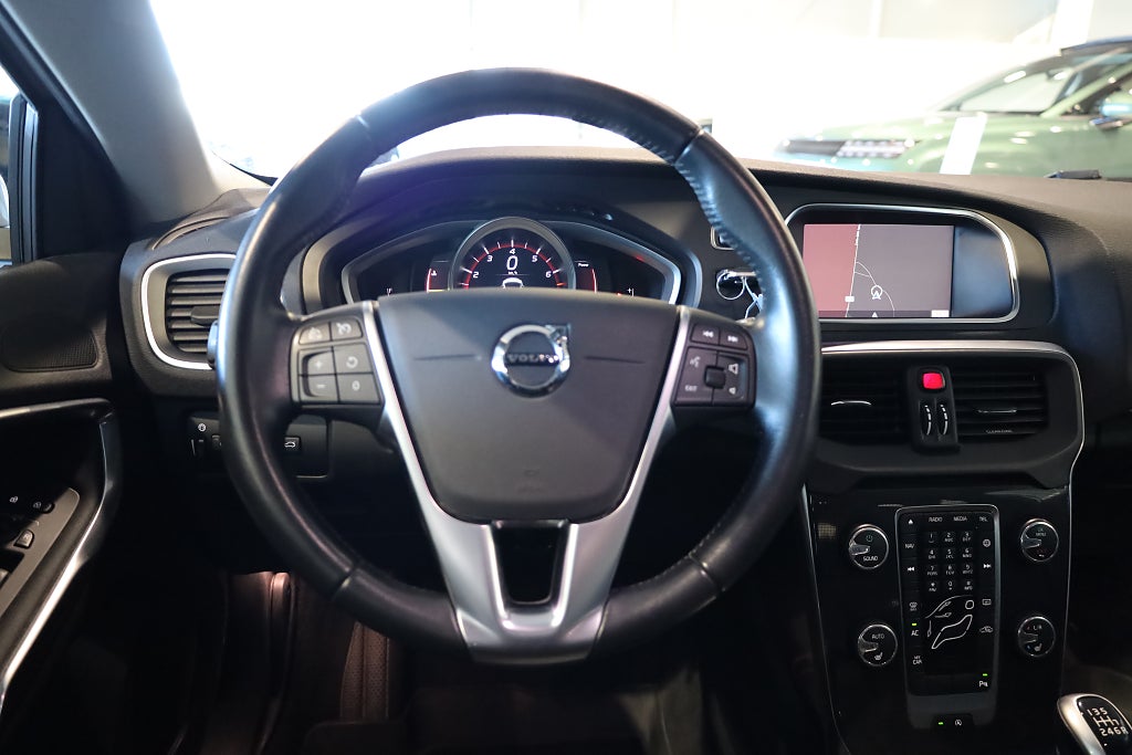 Volvo V40 T3 Momentum Värmare Navi PDC Blåtand 2018
