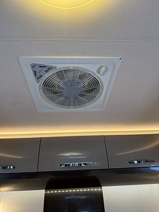 Husbil-halvintegrerad Hobby Optima Premium T 75 HGE 150 HK AUTOMAT! Långbäddar & Taksäng! 14 av 22