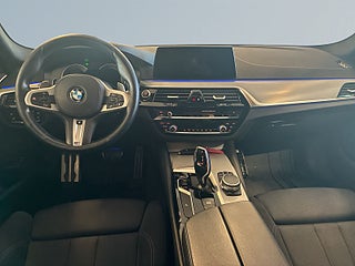BMW 530i xDrive Touring M Sport Drag Kamera Rattvärme Mvärme S&V – bild 8