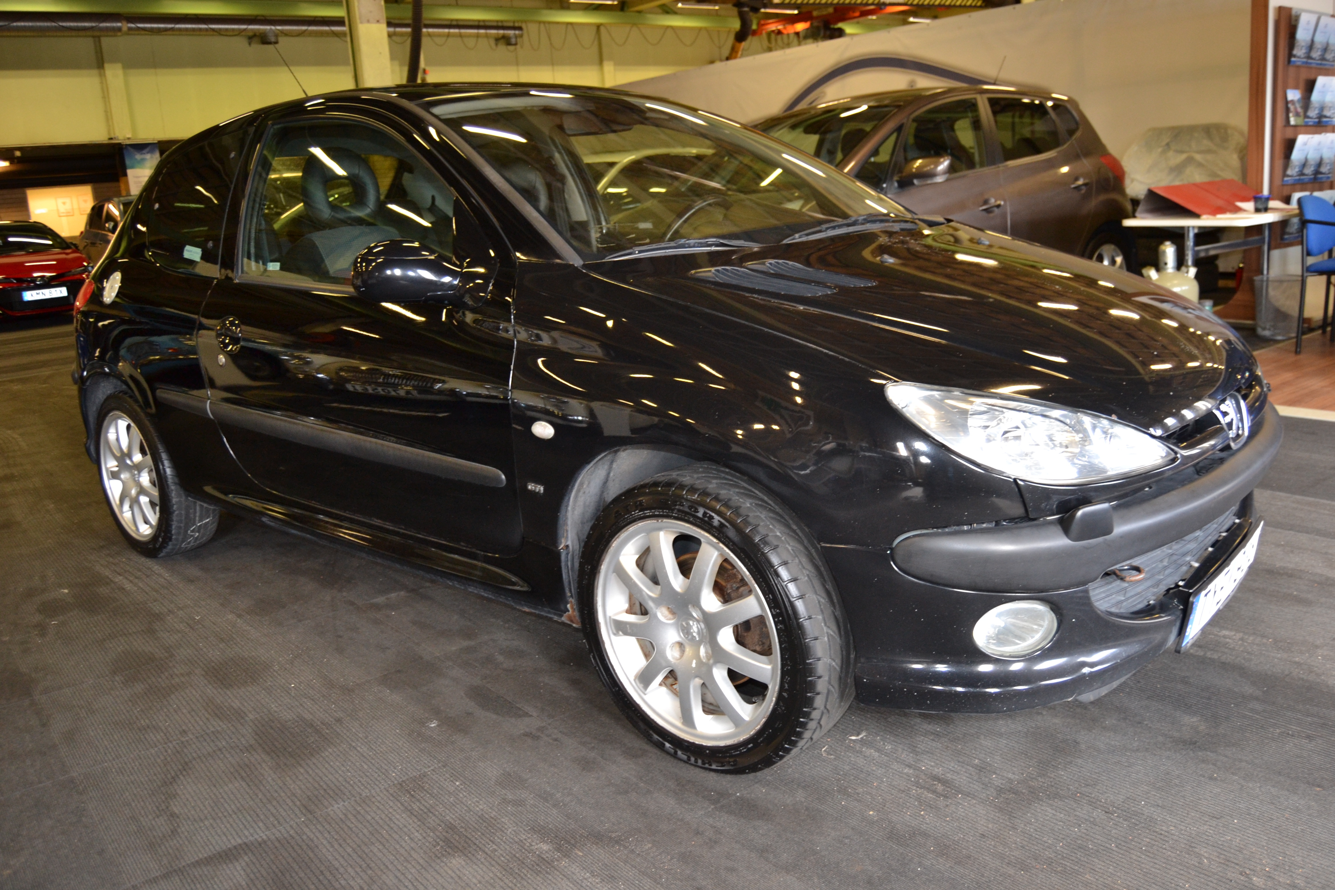 Peugeot 206 3-dörrar 2.0 GTi 136hk 2003, bild 2/40