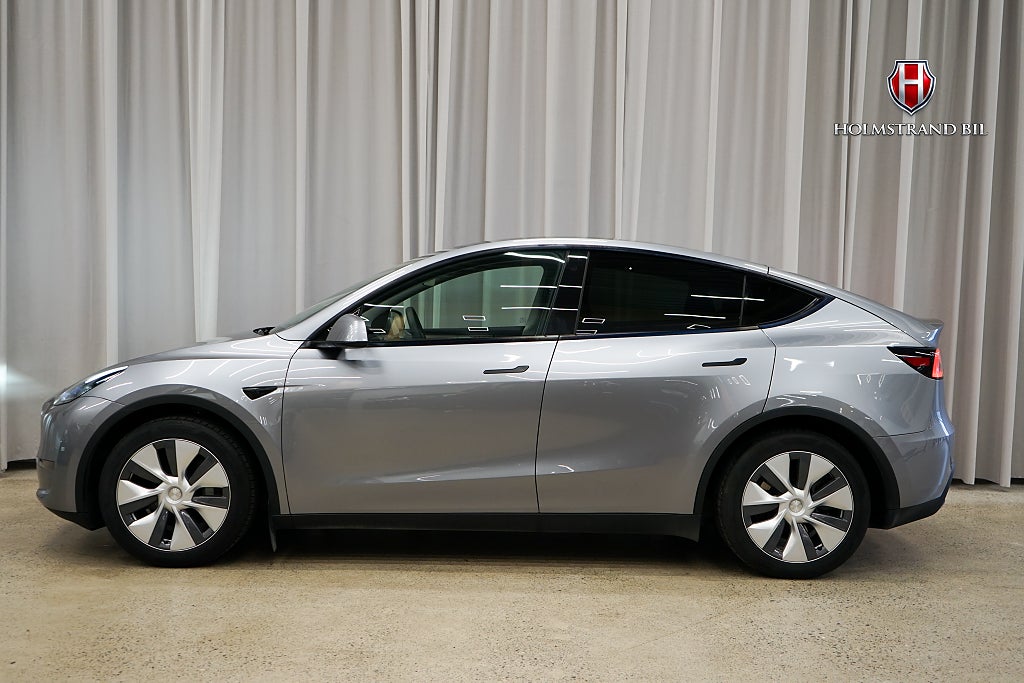 Tesla Model Y Long Range AWD Drag Värmepump Rattvärme Kamera MOMS