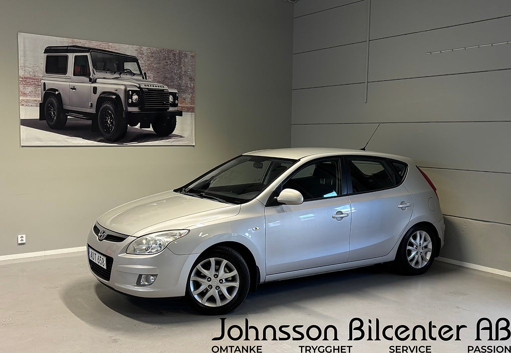 Hyundai i30 1.6 euro 4 lågmil Nyservad Sov-hjul 122hk 