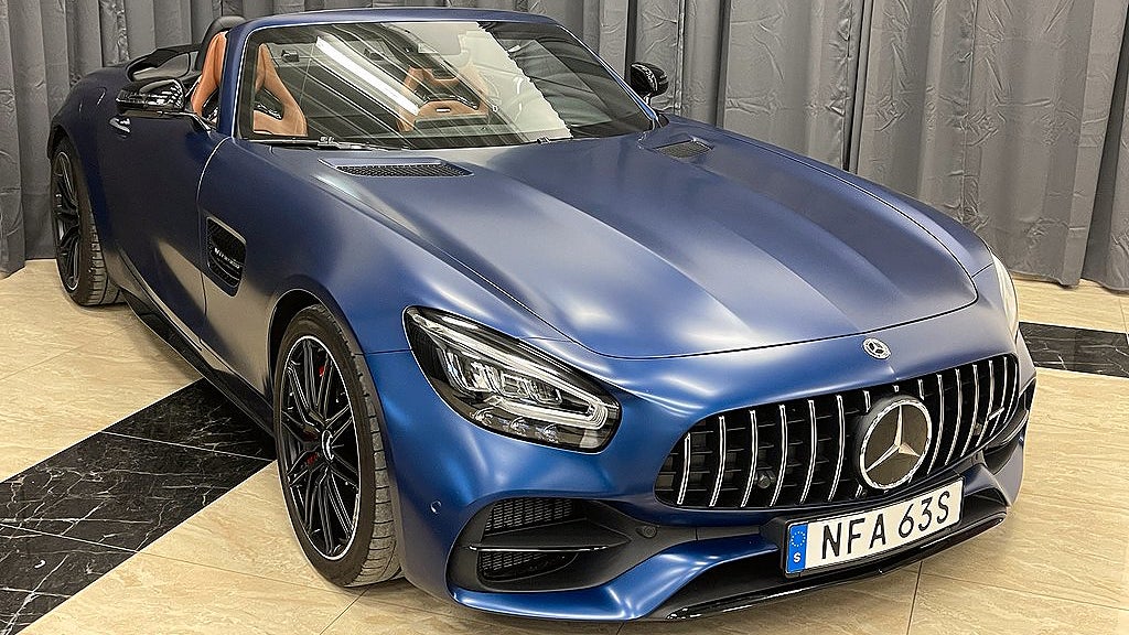 Mercedes-Benz AMG GT C Roadster har en V8-motor på 557 hästkrafter. 