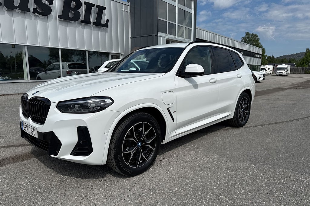 BMW X3 xDrive30e Steptronic MSport Kamera Navi P-värmare Moms  2023 hos Magnus Bil
