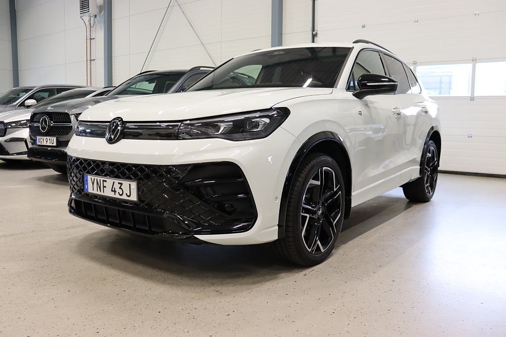 Volkswagen Tiguan 2.0 TDI 4Motion R-Line 360° HuD Pano Värmare 193hk