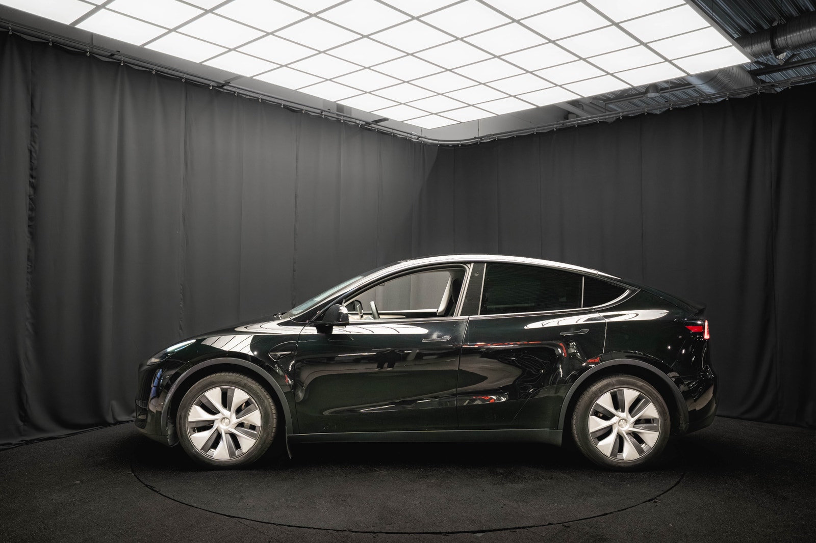 Tesla Model Y Long Range AWD DRAG PANO KAMERA 94.2%SoH 1-ÄGARE MOMS 2024 - miniatyr 10