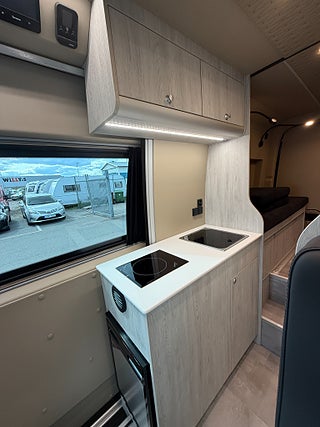 Husbil-halvintegrerad Volkswagen Crafter 177HK AUT (5 bältad) Pop-up tak & soffa/dubbelsäng bak 6 av 21