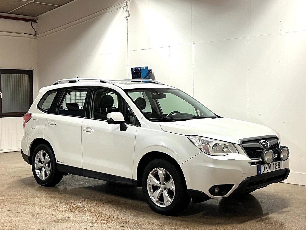 Subaru Forester 2.0 4WD Pärlvit Nybes B-bak panorama Drag