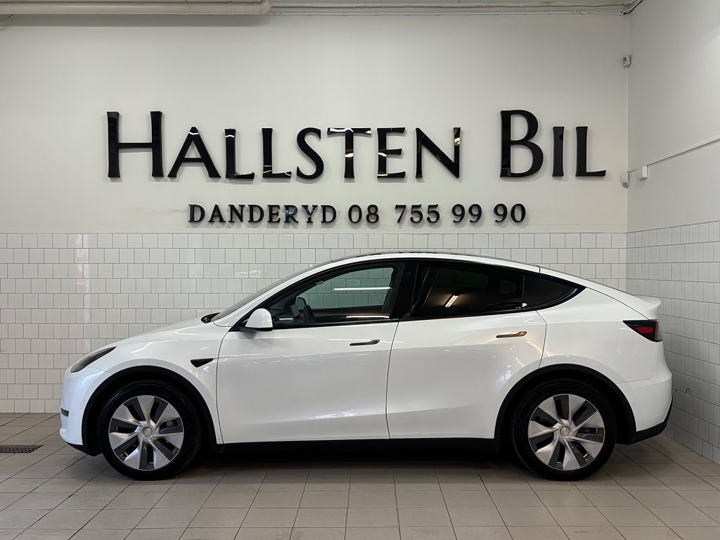 Tesla Model Y Long Range AWD 514hk Pano Autopilot Moms