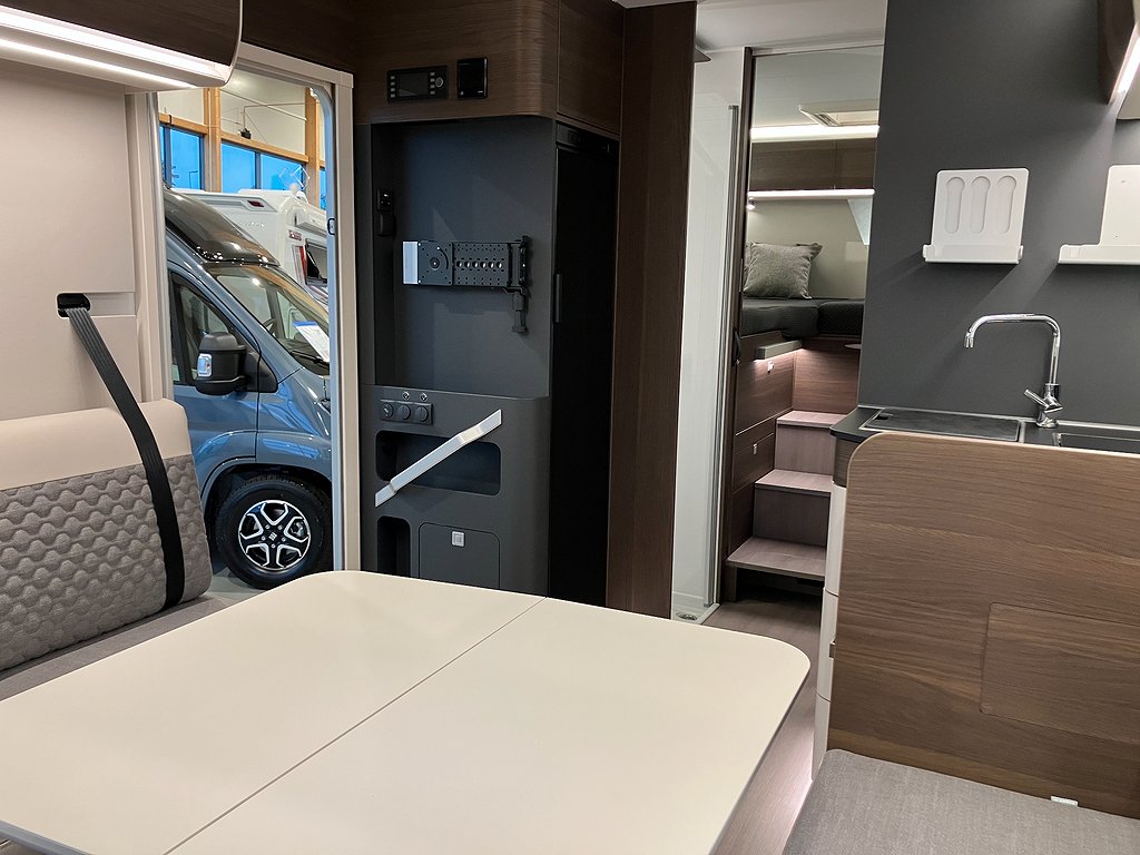 Adria Coral 670 DL Supreme / Långbäddar / Automat / 180hk / - Adria