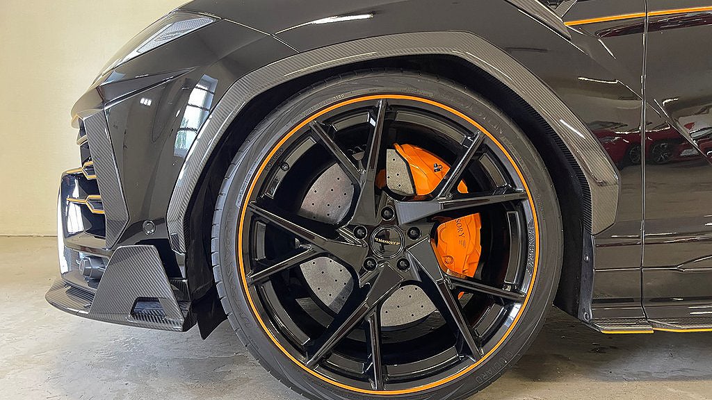 Lamborghini Urus har fått en behandling av Mansory. 