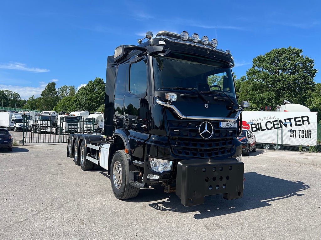 Mercedes-Benz Arocs 3251 Tridem Lastväxlare, Fullt Plogutrustad