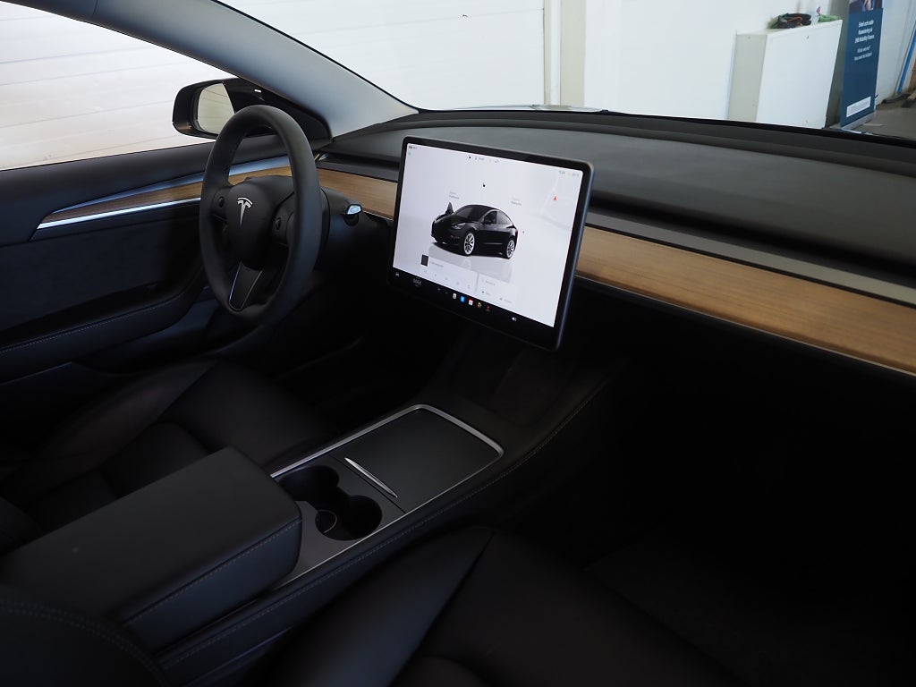 Tesla Model 3 Standard Range 283hk Dragkrok Pano Kamera Navi Moms 2023