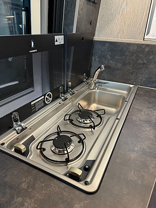 Husbil-halvintegrerad Robeta Kronos 180HK AUT Stor soffa bak! Långbädd & Popup-tak 9 av 29