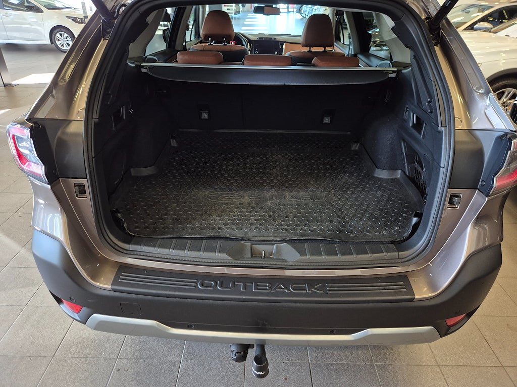 Subaru Outback 2.5 4WD XFuel CVT Aut / Touring Brunt nappaläder / Drag