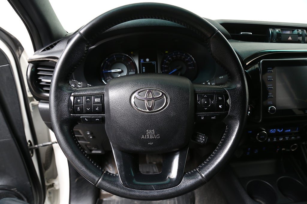 Toyota Hilux Dubbelhytt 2,8 Invincible 204hk 4WD JBL Skinn Navi Kåpa 2021