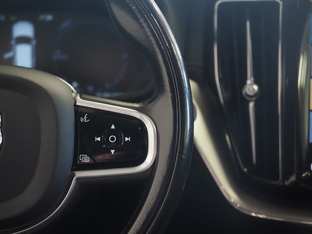 Volvo XC60 Recharge T6 AWD Inscription Pano Drag VOC Kamera Läder 2021