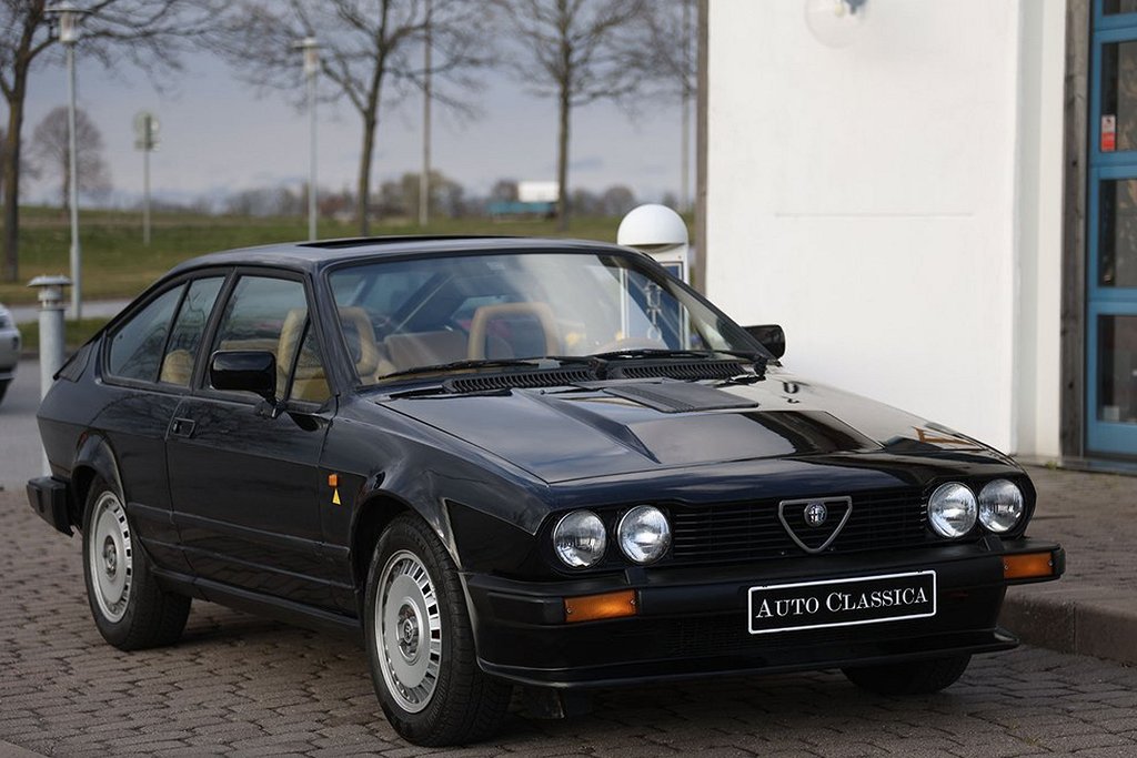 Svart alfa romeo gtv6 framifrån