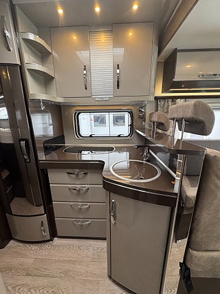 Husbil-halvintegrerad Hobby Optima Premium T 75 HGE 150 HK AUTOMAT! Långbäddar & Taksäng! 7 av 22