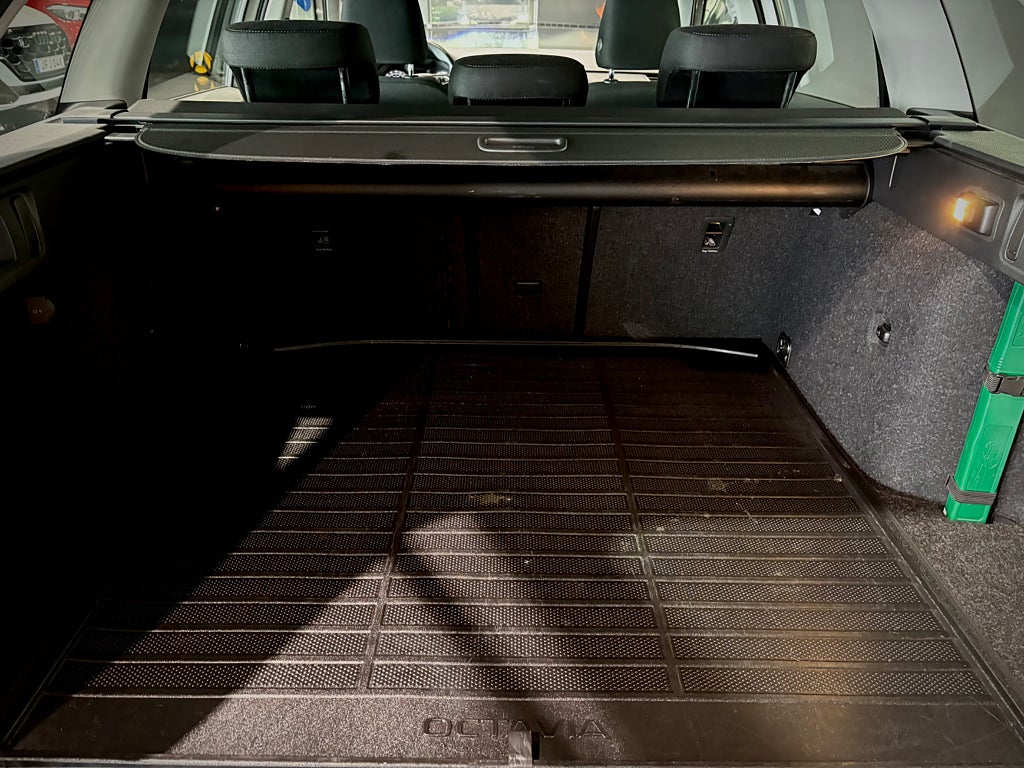 Skoda Octavia Kombi 2.0 TDI SCR 4×4 värmare, offroadpaket,drag - bild 7