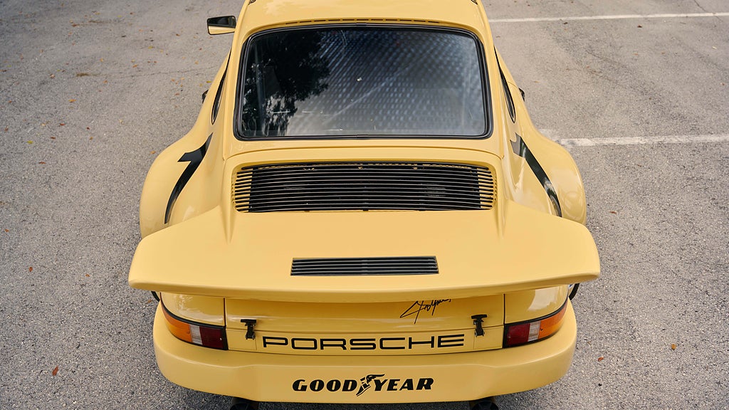 En gul Porsche 911 bakifrån