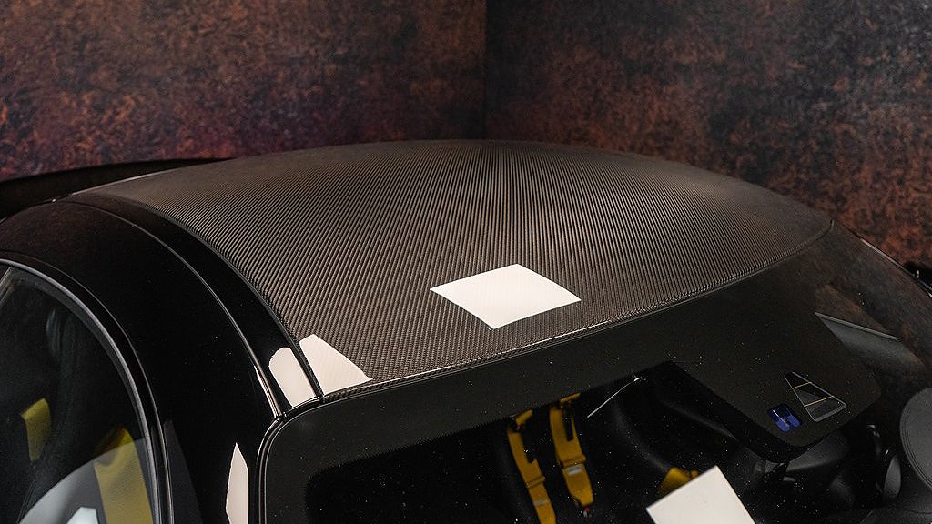 En svart Mercedes-Benz AMG GT R i svart. 