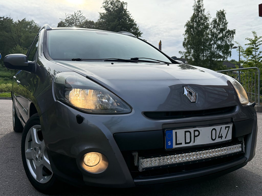Renault Clio Sport Tourer 1.2 TCe 101HK Nybesiktigad Isofix bak 
