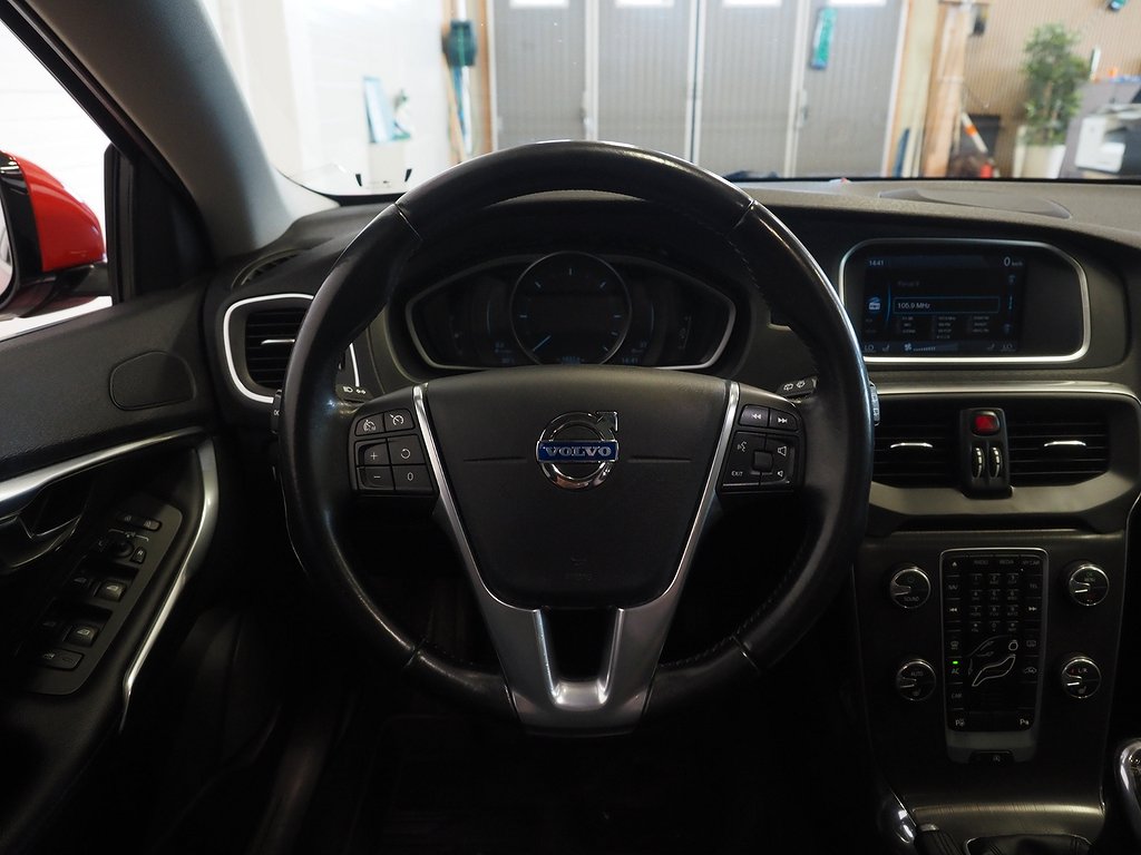 Volvo V40 D2 Summum Pano B-Kam Keyless Skinn Drag Nav D-Värm 2013