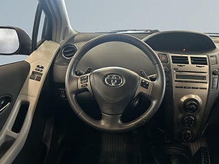 Toyota Yaris 5-dörrar 1.33 Dual VVT-i S&V-hjul Dragkrok Mok-värmare – bild 9