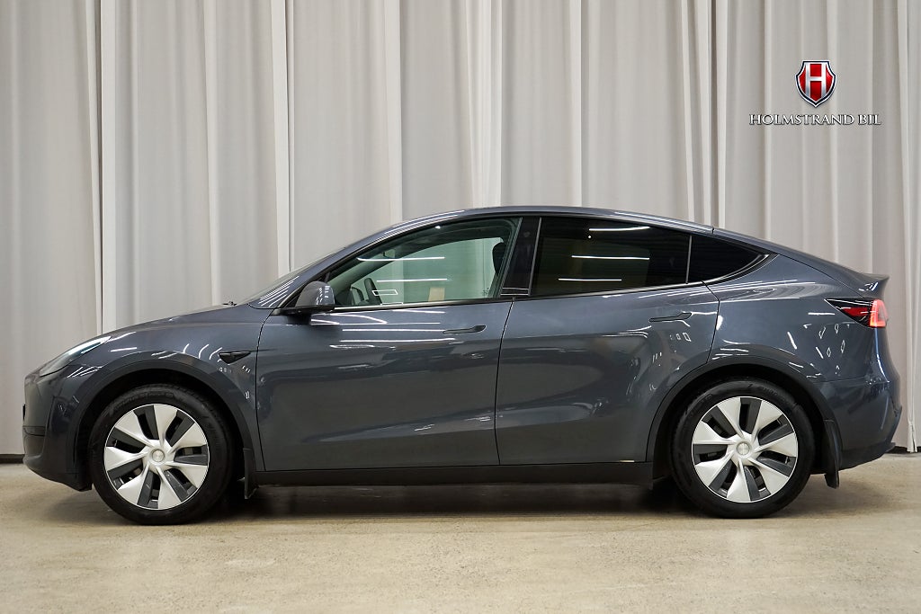 Tesla Model Y Standard Range RWD Drag Värmepump Rattvärme MOMS 