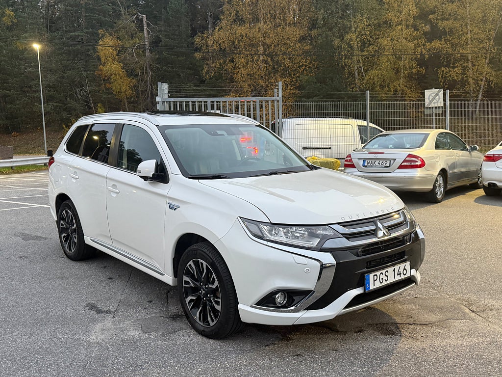 Mitsubishi Outlander PHEV CVT 203hk Business 360 -Kamera Nybesiktigad Euro 6
