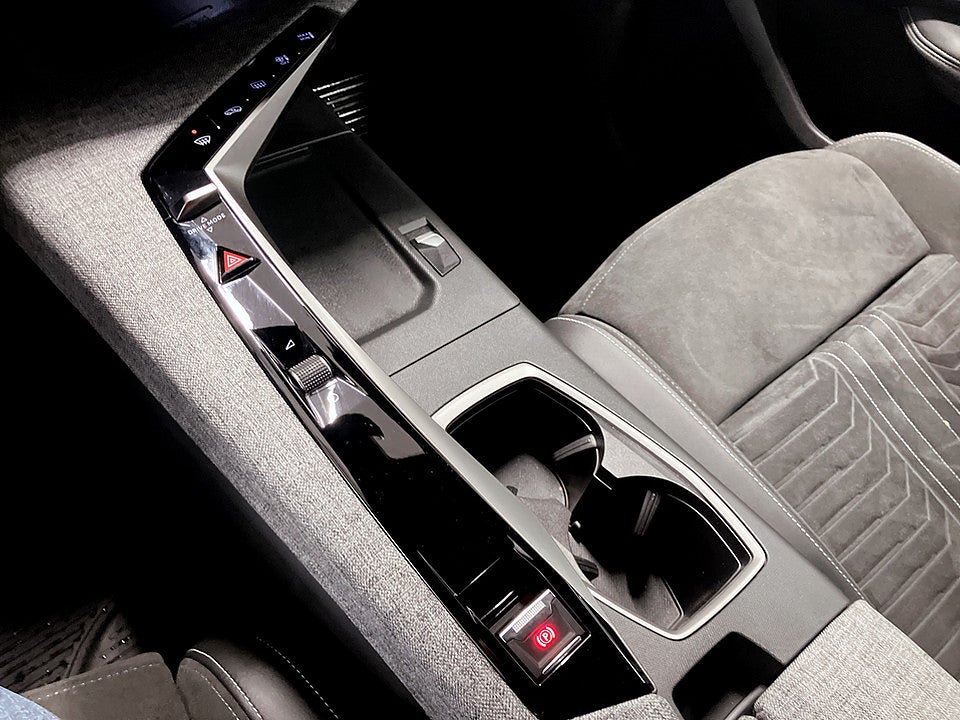 Bild på Peugeot 5008 GT Ultimate Hybrid 145hk Aut 7-SITS ELSTOL CARPLAY