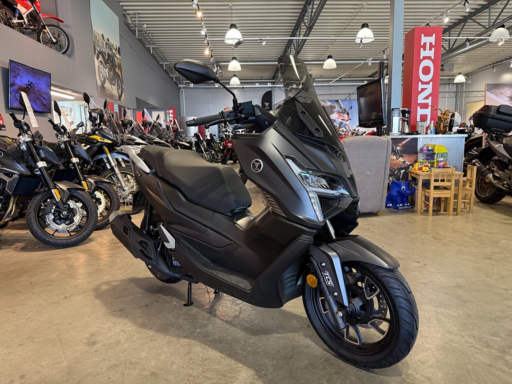 Voge SR1 125 GT-Scooter 