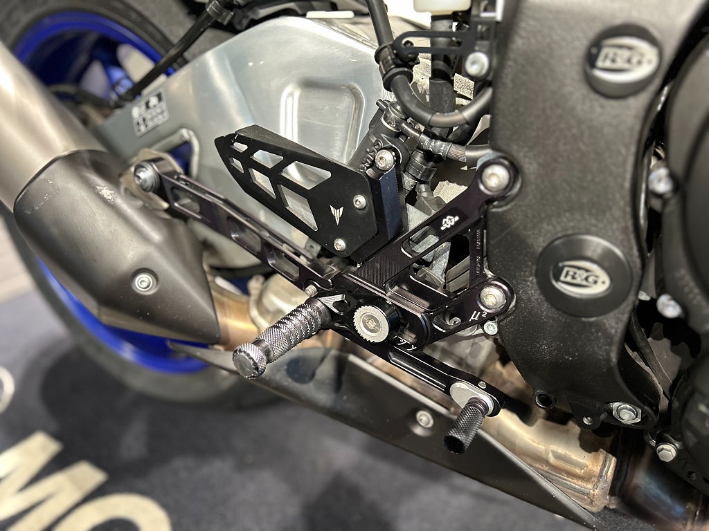 Yamaha MT-10 SP / Justerbara Fotpinnar & Regalge/ Sidoväskor / Hög ruta